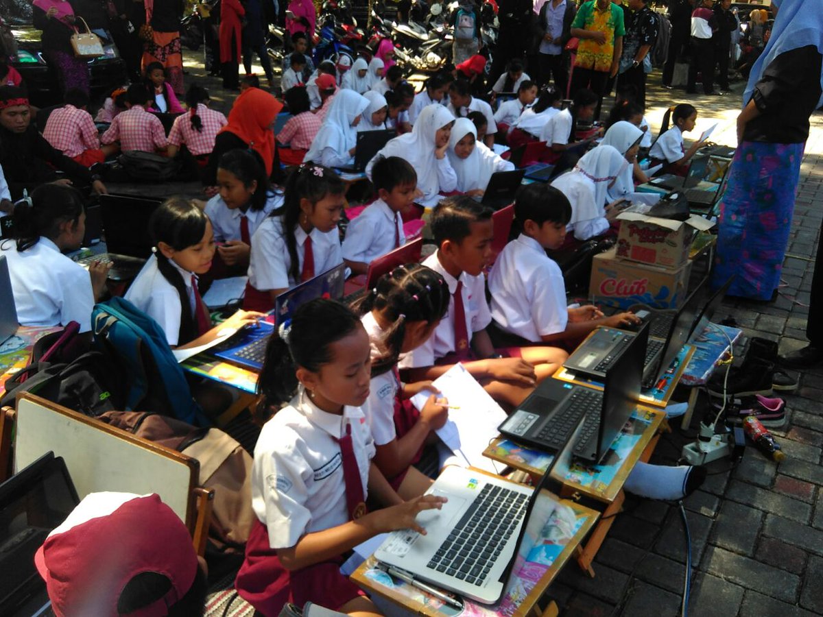 kominfosandibwi's tweet image. Ribuan siswa SD/MI mengikuti Festival Sains Berbasis IT di Pendopo Sabha Swagata @banyuwangi_kab @AzwarAnas_A3