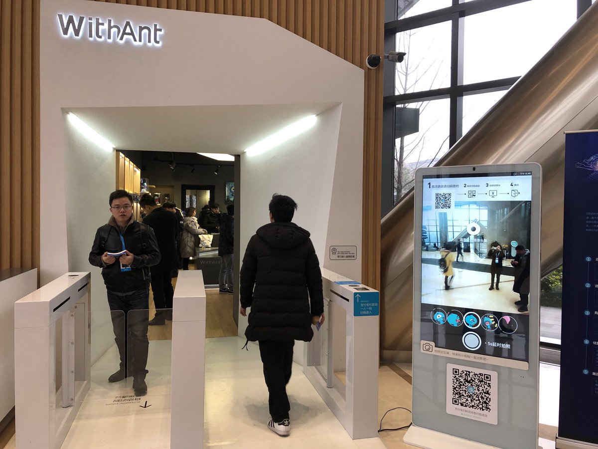 SkyeCao's tweet photo. The future shop without cashiers &amp; staff in the store, simply scan the code to enter &amp; pay automatically. https://t.co/05VrP4d2AE