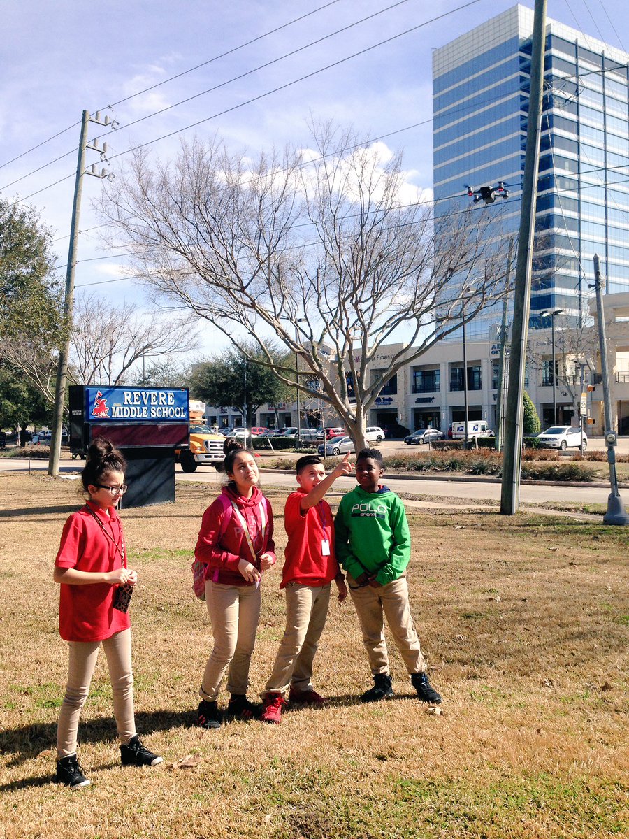 PhilipPorterTex's tweet photo. Mr. Hopper's Robotics class try their hand at aerial mapping of the Revere campus via DRONE technology!! Patriots "eye in the sky" #STEMmagnet @HISDChoice @Revere_Patriot @HISD_Advanced https://t.co/iIGQQdz8ca