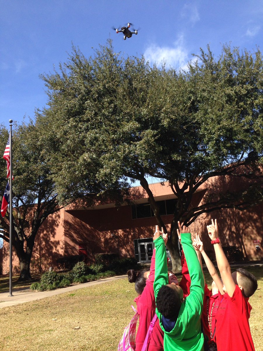 PhilipPorterTex's tweet photo. Mr. Hopper's Robotics class try their hand at aerial mapping of the Revere campus via DRONE technology!! Patriots "eye in the sky" #STEMmagnet @HISDChoice @Revere_Patriot @HISD_Advanced https://t.co/iIGQQdz8ca
