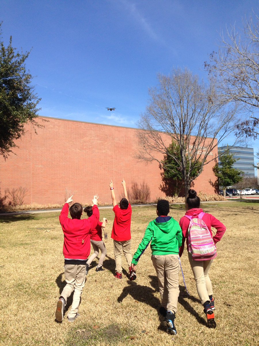 PhilipPorterTex's tweet photo. Mr. Hopper's Robotics class try their hand at aerial mapping of the Revere campus via DRONE technology!! Patriots "eye in the sky" #STEMmagnet @HISDChoice @Revere_Patriot @HISD_Advanced https://t.co/iIGQQdz8ca