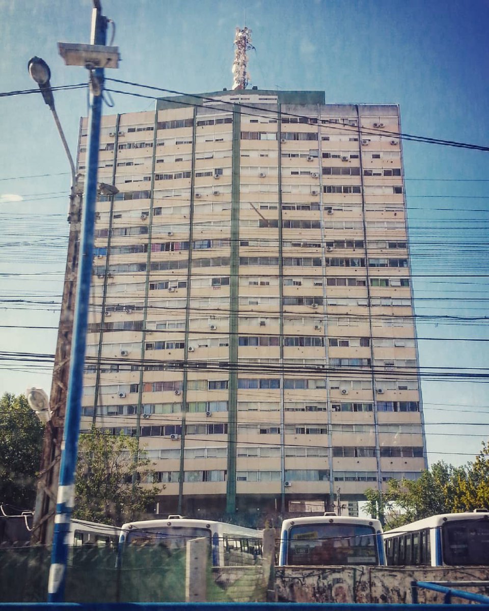 Vivienda (Calle Madero 135) #vivienda #edificio #building #equifarma #skyscraper #architecture #arquitectura #argentina #buenosaires #caba #turismo #tourism #vilavide #travel #house #архитектура #аргентина #буэносайрес #небоскреб  #путешествие