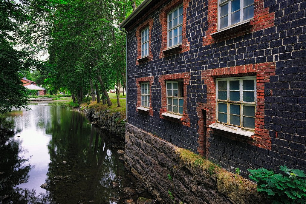 But the Kings of copper slag and iron slag brick building were the Swedes. In the mining provinces of Sweden and southern Finland you will find absolutely stunning use of this industrial by-product. Here is the Fiskars factory area in Finland! Note the beautiful mix of materials.