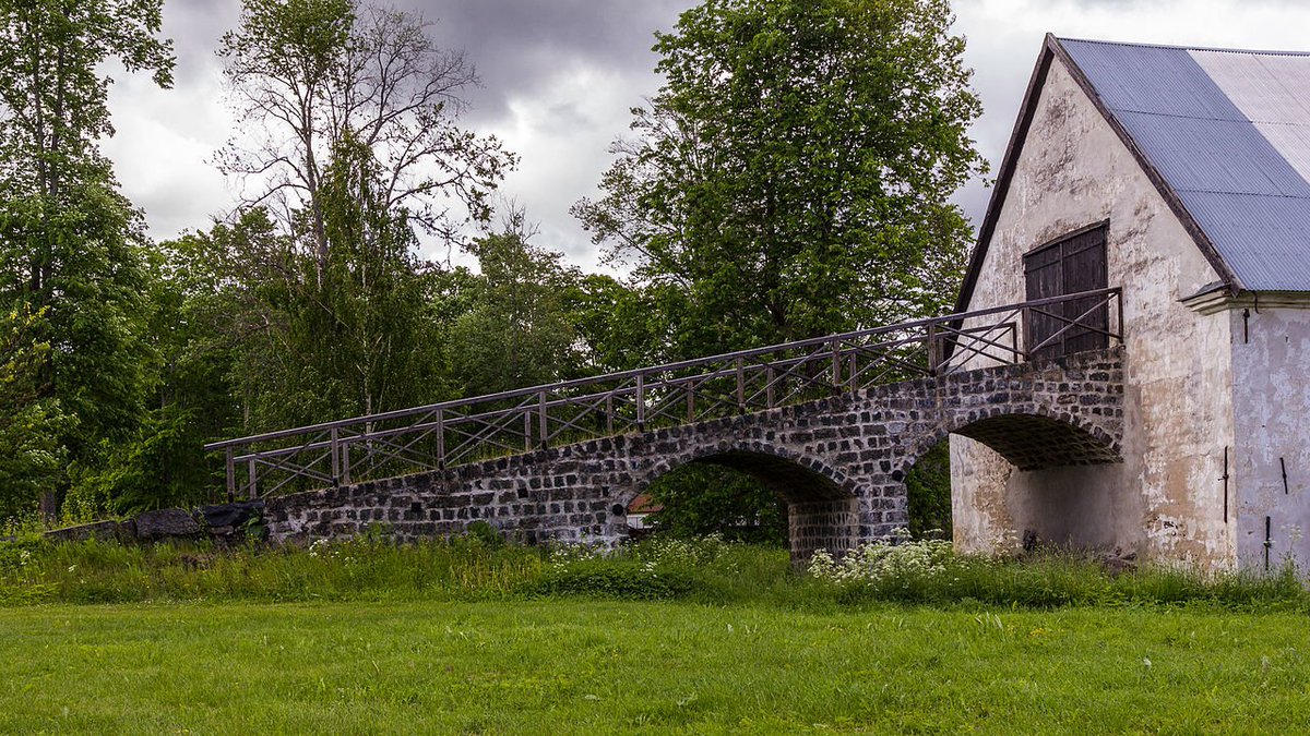 At Strömsberg, in Tierp, Sweden the coal houses were built in slagg bricks, this is one the few remaining coal houses (as everywhere, few purely industrial auxiliary buildings remain in the world), built in 1830 or 1850.