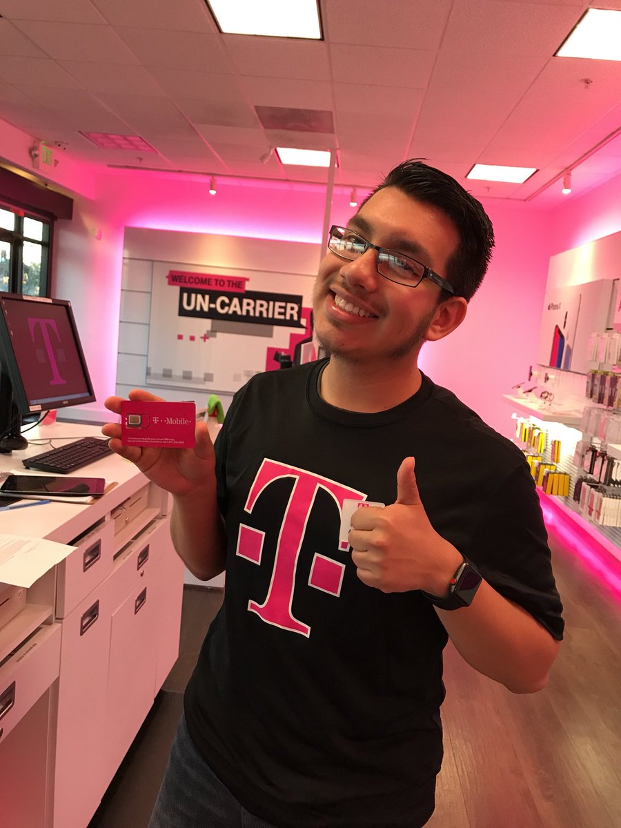 Axelramos545E's tweet photo. First sale 😄 AAL w/ tmo 1 +  #Magenta @KimTMobile545E @JesstIn48 @MGonzal186 https://t.co/En727ZU6YG
