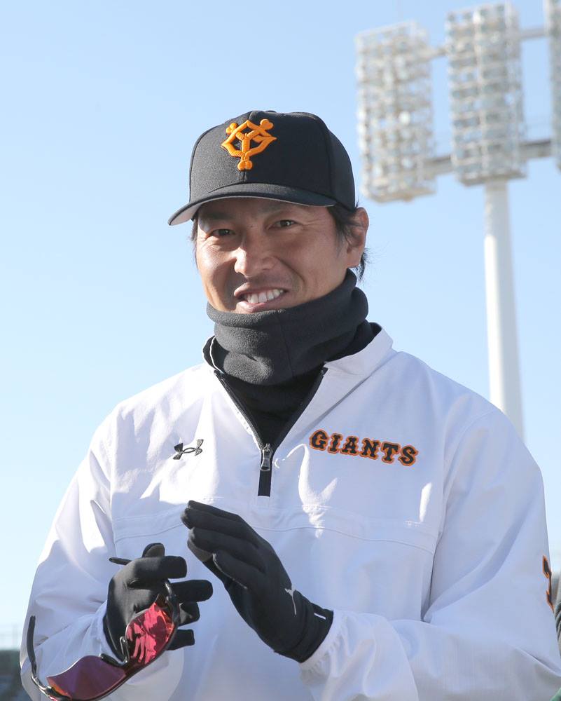 TokyoGiants's tweet photo. 【一���】寒い日が続きますが、7日はKIRISHIMAサンマリンスタジアムで練習がスタートしました！練習開始前のミーティングで、#松井秀喜 臨時コーチが改めてチームに挨拶しました。#巨人 #ジャイアンツ #giants #奮輝の春 #坂本勇人 #長野久義 #戸根千明 #カミネロ https://t.co/IrkPY3p8FO