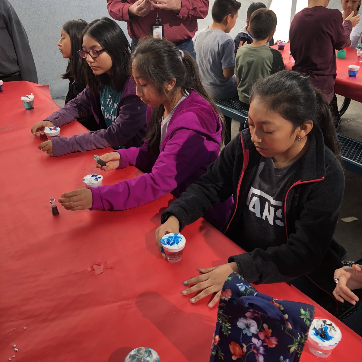 ADCoachLopez's tweet image. @ADES_SMUSD STEAM Club 4th/5th grade Ss learn about clouds and rain today!@alvindunn_PE #HandsOn #CuriousMinds #FunExperiment
