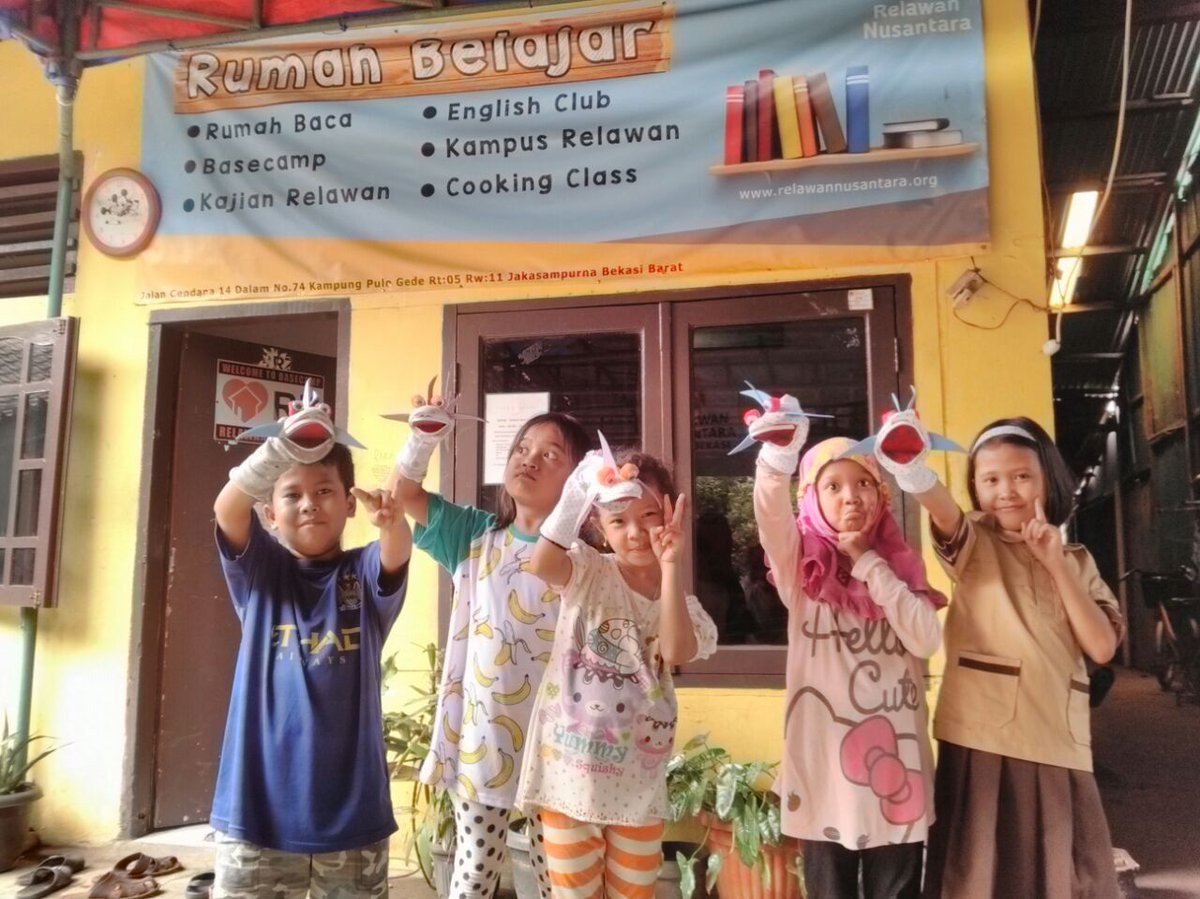 Relawan_Bekasi's tweet photo. BAGI RAPOR CERIA ENGLISH CLUB JUNIOR

Bekasi (3/2). Hampir sepekan, jedah waktu setelah ujian berlangsung. 
Relawan pengajar mengadakan bagi rapor ceria english club junior pada hari Sabtu pukul 12.00-15.20 WIB, kegiatan berlokasi di Rumah Belajar Relawan Nusantara Bekasi. https://t.co/WCxvkvucxT
