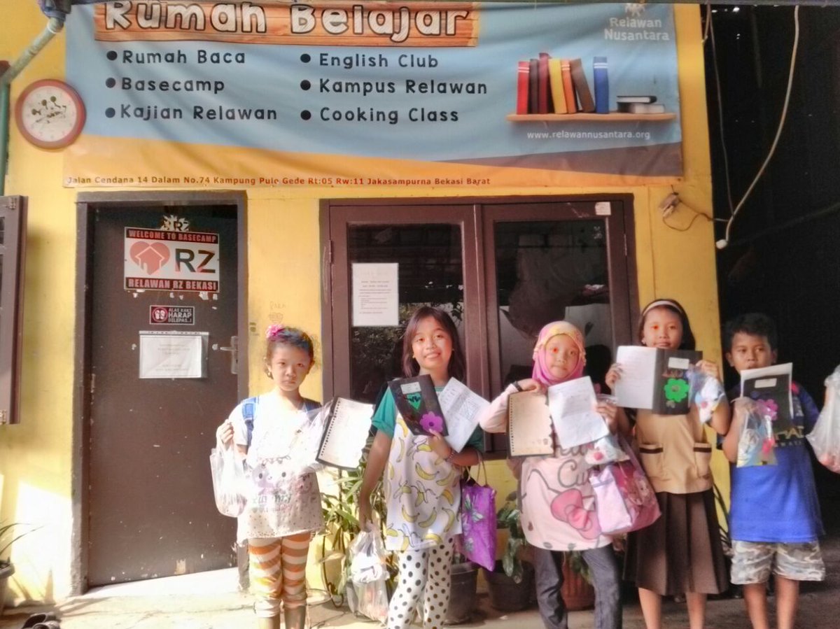 BAGI RAPOR CERIA ENGLISH CLUB JUNIOR

Bekasi (3/2). Hampir sepekan, jedah waktu setelah ujian berlangsung. 
Relawan pengajar mengadakan bagi rapor ceria english club junior pada hari Sabtu pukul 12.00-15.20 WIB, kegiatan berlokasi di Rumah Belajar Relawan Nusantara Bekasi.