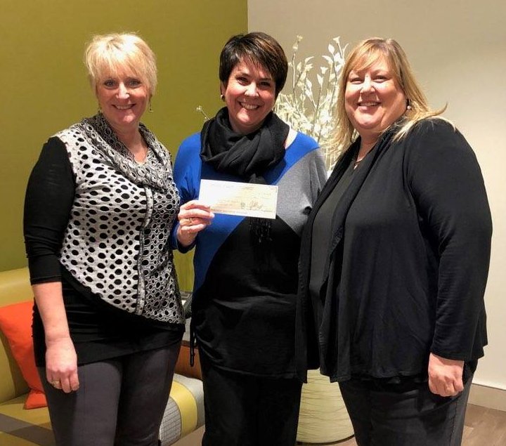 CindyPaskey's tweet photo. Brrrrr. It's a long, cold winter! Nicole Smith @efnniagara accepts $4,000 from @thepencentre annual Breakfast With Santa. 100% of proceeds #HelpKeepKidsWarm. Our annual #MakeChangeForChildren Campaign provides warm winter clothes & boots. Thanks to all who help! https://t.co/FZRwhiqhqj