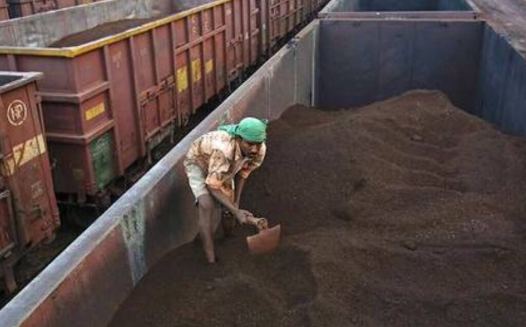 RailMinIndia's tweet photo. IR has undertaken various reforms, including reduction in freight rates. These reforms have paid rich dividends  in freight loading &amp; earnings.Growth achieved in almost all commodities with Double digit growth in loading of PI &amp; Steel 13.80%,Cement 11.82%and Containers 13.71% https://t.co/4dl4HyEDyO