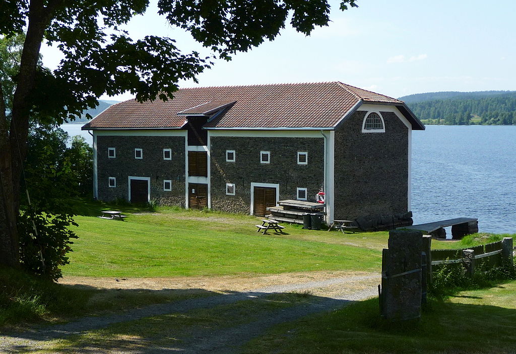 Bonus: the gorgeous granary in Nyhammar, Sweden, built in the unique Forsgrenska style of architecture using slag splinters, the style is only found in industrial and agricultural buildings in Västerbergslagen in Sweden, named after its originator, Olof Forsgren (1774-1862).