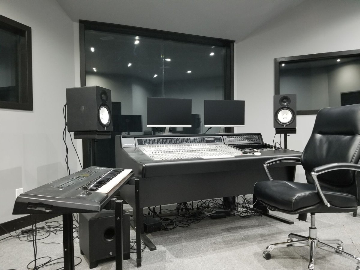 TroiskiLove's tweet photo. Call or txt: 416-847-6775 to book studio time. We do professional #Recording #Mixing #Mastering #MixingAndMastering #IndustryStandardSound #Toronto #Tdot #6ix #the6ix #GTA #GreaterTorontoArea #416 #Brampton #Mississauga #TorontoMusic #YourEngineerMatters @GrindzRecording https://t.co/Tdie2qwHPa