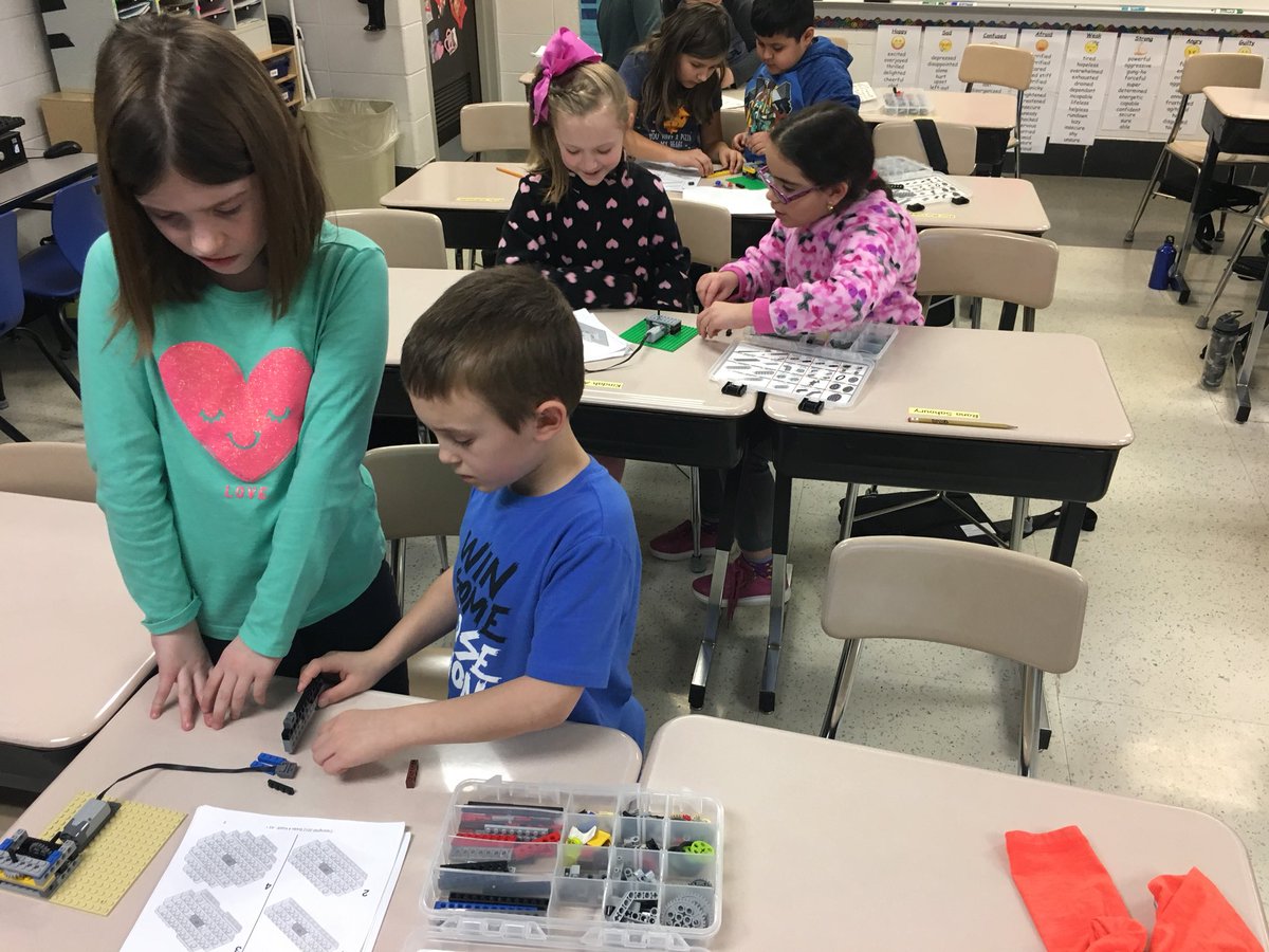 jmarch3rdGrade's tweet photo. Bricks 4 Kidz today in the classroom! #weare126 #district126 https://t.co/zCN9XQpwdW
