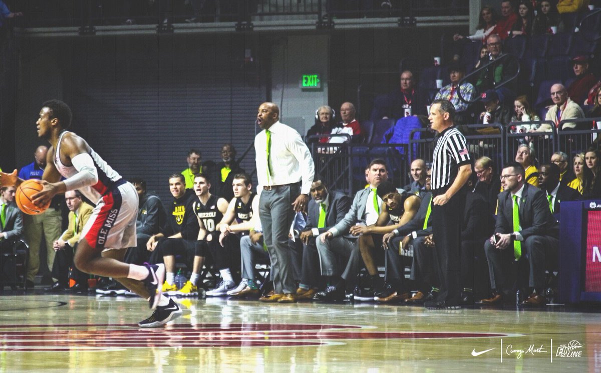 MizzouHoops's tweet image. #Mizzou's coaching staff is wearing green in support of @CoachingforLit. Learn more ⤵️ 

🔗 coachingforliteracy.org 

#MIZ 🐯🏀