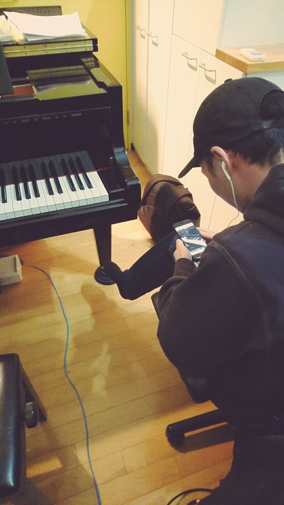 shiba4pf's tweet photo. dasslaと初合わせ。
すごい。引き込まれて、新しい音楽が浮かんできたよ。
ヒップホップ、好きになったよ。
#dassla #244 #柴ちゃん #ピアノ https://t.co/Y22TmlyAD7