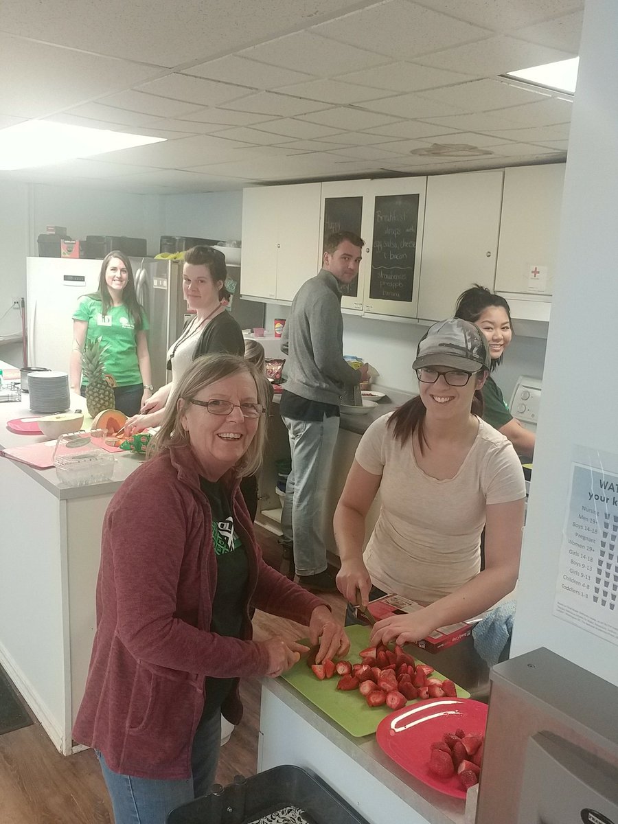 Leens01's tweet photo. .@unitedwaylm @TD_Canada @ShaneKennedy_TD @LindsayOrdway this enthusiastic group at it again, volunteering and serving up a healthy breakfast at #NRAWP #thankyou #awesomevolunteers #dogooders https://t.co/iFRAxzBMDa