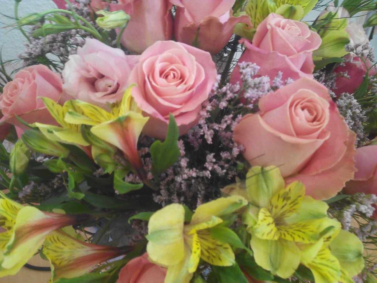 Targetmk's tweet image. ¡#FelizSanValentín! 💘 Mirad qué ramo de flores tan bonito ha llegado a nuestra oficina 😍😍 Así es mucho más fácil tener un #FelizMiércoles... 😜