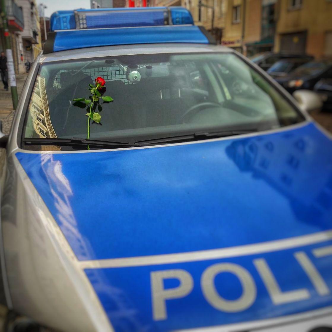 polizeiberlin's tweet photo. ♥️♥️♥️Dieser Moment, wenn du als #Polizist am #Valentinstag zu deinem #Funkwagen zurückkehrst. ♥️♥️♥️

#Danke

^tsm https://t.co/qtg7rZd2Cg