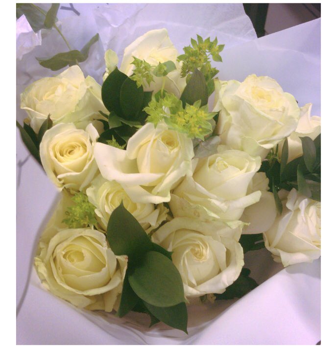 Gill_Wilson's tweet photo. When you say no Valentine’s Day, but you still get these amazing #flowers delivered to work - happy #Valentines everyone #ValentinesDay2018 @AppleyardLondon https://t.co/AKwlai8GPd