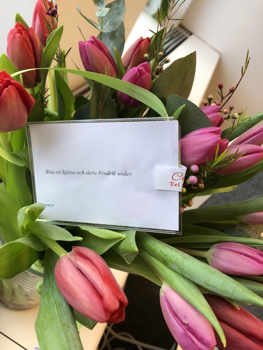 fhjulstrom's tweet photo. När man skickar blommor till flickvännens arbete. #fail https://t.co/2XMg093ihA