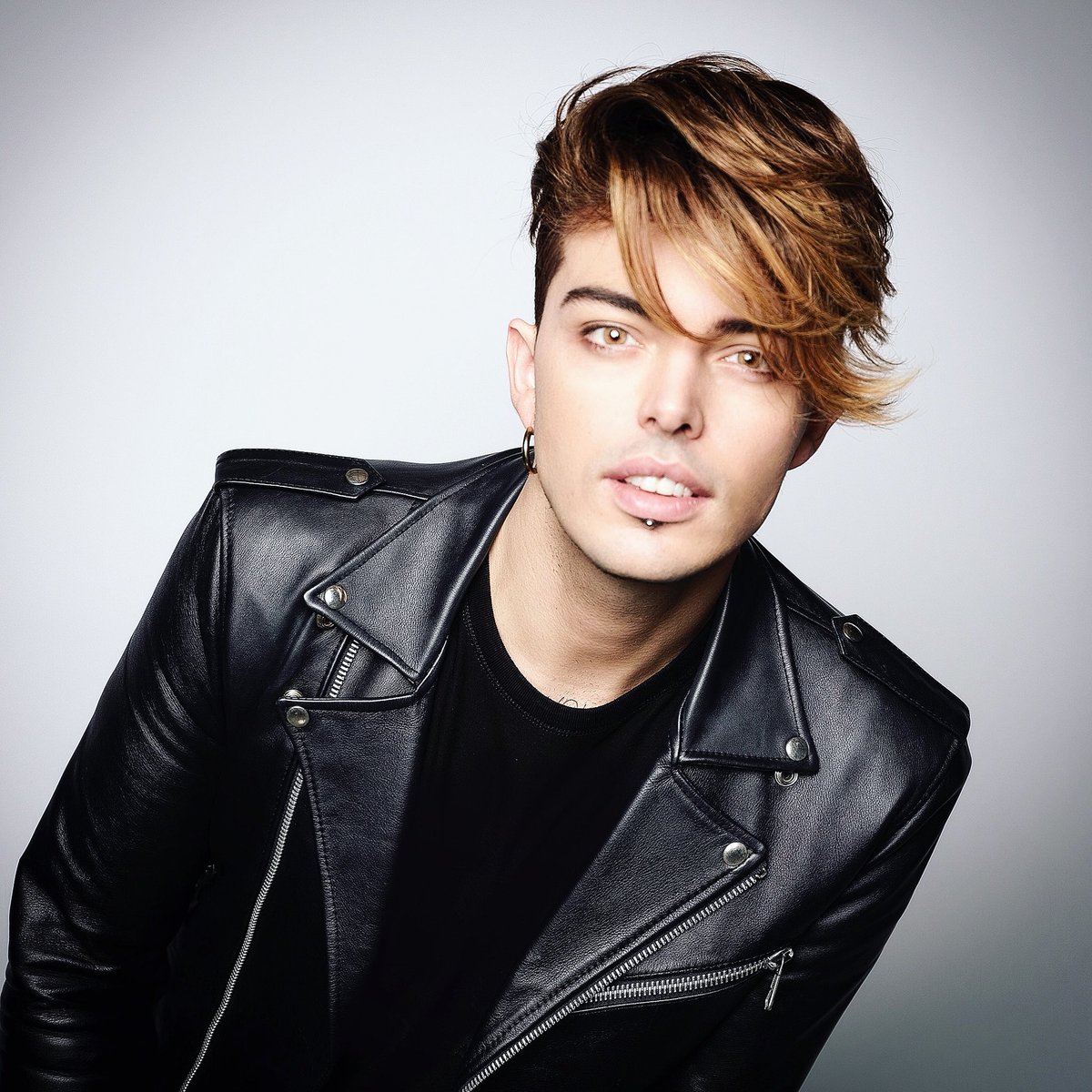 Stash_theKOLORS's tweet photo. Il video di #Frida ha superato i 2 milioni e mezzo in una settimana!!! ❤️❤️❤️❤️🙏🏻🙏🏻🙏🏻🙏🏻🙏🏻 .. guardalo qui: https://t.co/7ShCyssPya 
#thekolors #stash #sanremo2018 https://t.co/VPov1Fwu0F