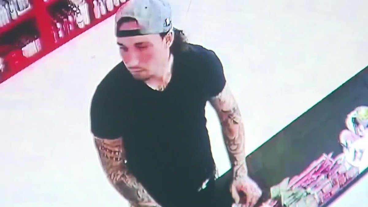 Thieving romantic helps himself to some Valentine's Day goodies from Guilty Pleasures bit.ly/2nYOfwE?utm_so… https://t.co/SaQdfinvVF