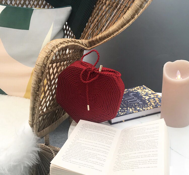 RelentRomance's tweet photo. Enjoying my lunchtime reading spot 📚💕 #RegentsWINTER @RegentsPlace https://t.co/QyUtAyOptV