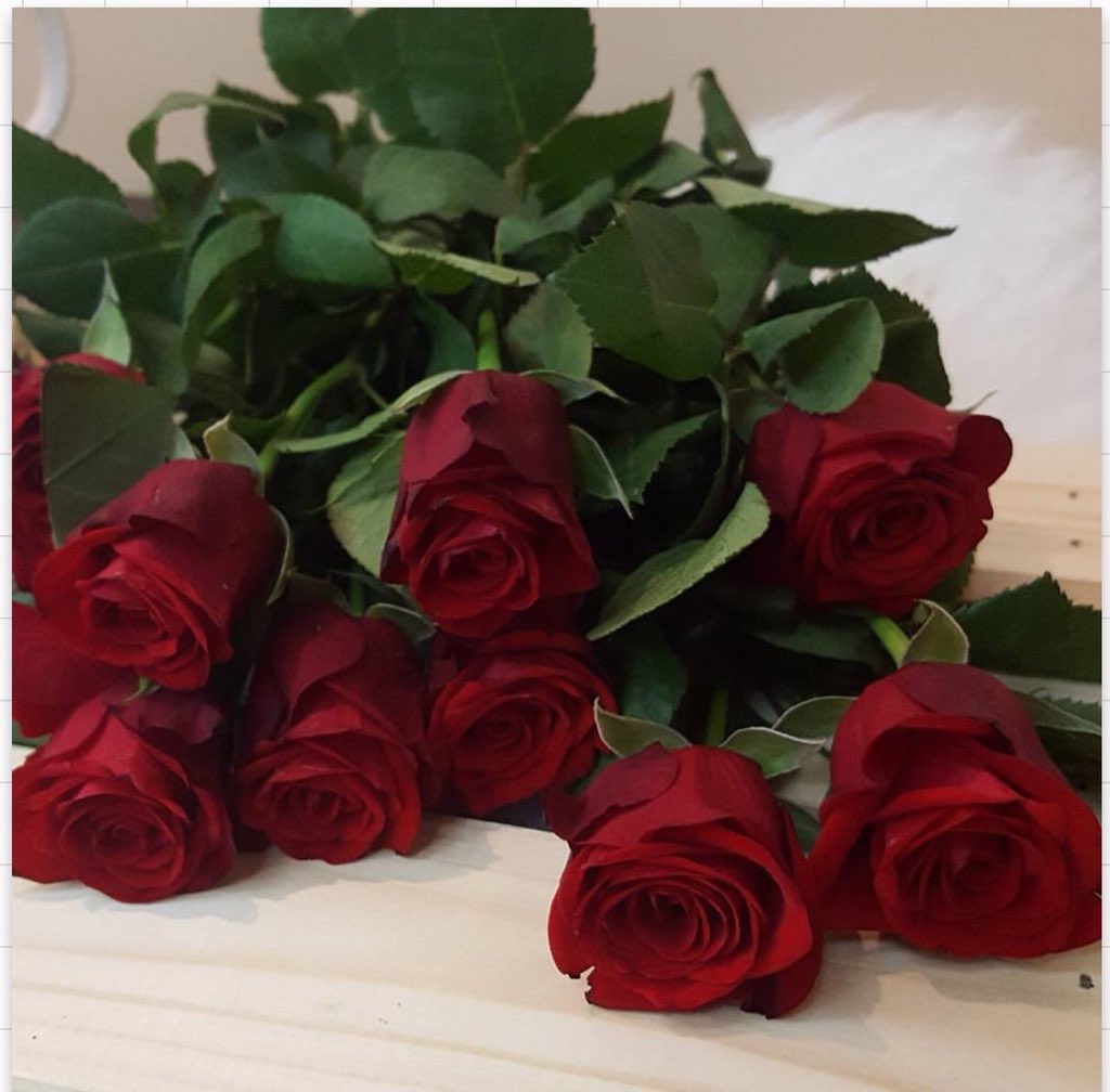 ياذا  المساء سلم على نااس غالين
وواحمل مع نبض المشاعر سلامي

اللي لهم موقع على الراس والعين
يسعد مساهم  دوون ذكر الاسامي.