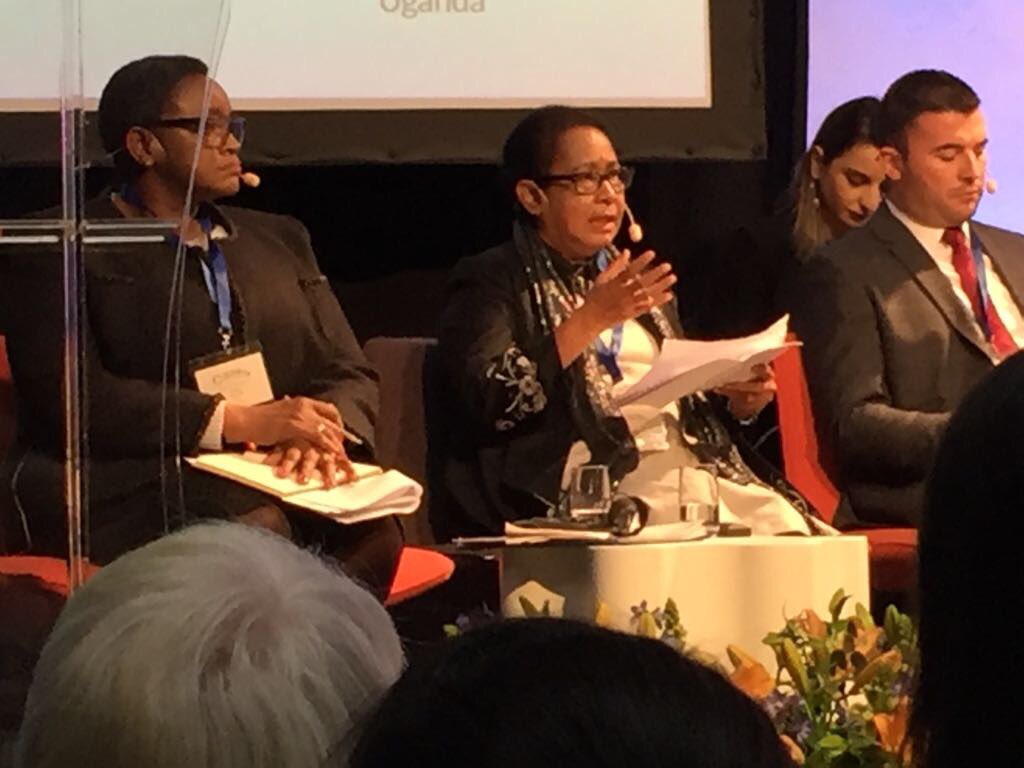 Menteri Yohana Yembise berbicara di podium bersama dengan negara-negara Pathfinder (Pencari Jalan) lainnya mengenai kekerasan dalam keluarga

#ENDviolence #EndviolenceSWE