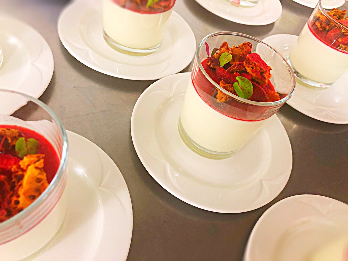 xcateringdevon's tweet photo. White chocolate & raspberry Panna Cotta, spiced honeycomb #exeter #caterer #outsidecateringdevon #food #exeterlordmayor #exeterguildhall #eventcatering #π https://t.co/EzeYv9eLWz