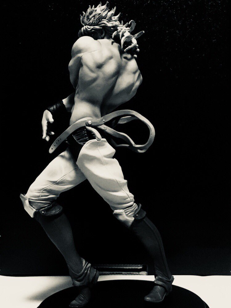 toshi_ron's tweet photo. 遂に影DIOのフィギュア買っちまったよ…
結構高かっただけあってクオリティー高くてクッソカッコええで…(肩の分割線は肉眼で見たらそんな気にならん)
シルバートーン(４枚目)で写真撮ったら顔が影で隠れてより影DIOっぽくなった https://t.co/4VDCZ3pSEt
