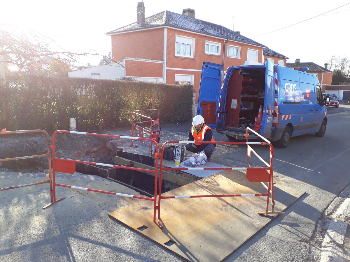 Tenret6's tweet photo. Par un si beau temp. Travaux de raccordement bout à bout . Tout en #securite #GRDFNO #grdffourmies . On est la https://t.co/HmBFlZs55Q