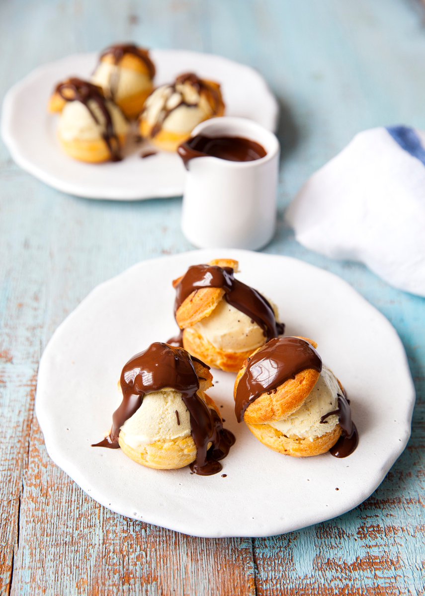 Chez Magimix on vous ❤ ! Pour une Belle #SaintValentin on vous propose cette délicieuse recette de Profiteroles au Chocolat. A réaliser au #CookExpert. A déguster en #amoureux ➡ goo.gl/PnC1A9