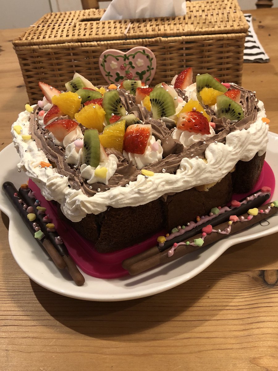 苺 超手抜き手作り風バレンタインケーキもどきww市販のロールケーキとスポンジケーキ どっちも激安98円w を切って型に生クリームと一緒に詰めて少し押し固める 生クリームとカットフルーツを飾って出来上がり 娘と楽しく作りました 土台から外すの忘れ