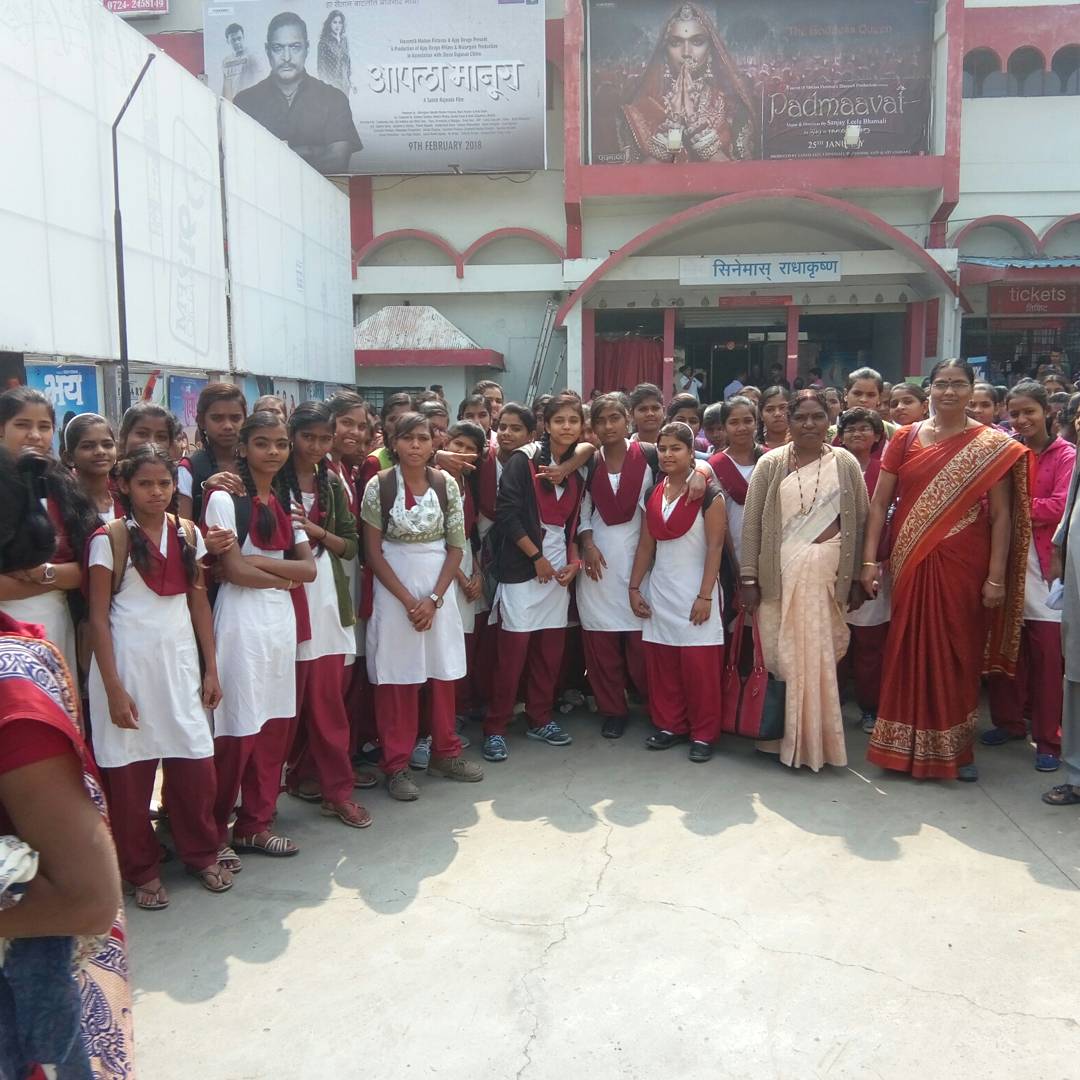 Bhushanadhau1's tweet photo. Pic 1 : #AkolaAkkians Have Take @PadManTheFilm Campaign In Savitri Phule Girls School 
Pic 2,3,4 : All Girls Watch Padman In Cinemas With Their Teachers 
Our #PadmanCampaign Is Sucessfull @akshaykumar Sir Love You So Much 💓💓💓💓💓 https://t.co/yV63IjKTpZ