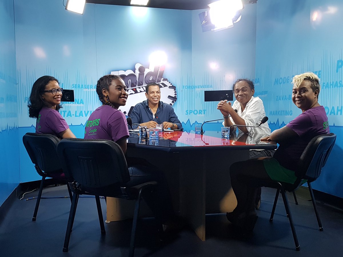 GSWW_Tana's tweet photo. On est là ! 
L'équipe du @GSWW_Tana est sur #MidiManifik. Les lauréates de #NyAhy, les gourmandes de #Yumicious et @RakotondrainiB ! https://t.co/ZdnUtiOxcx