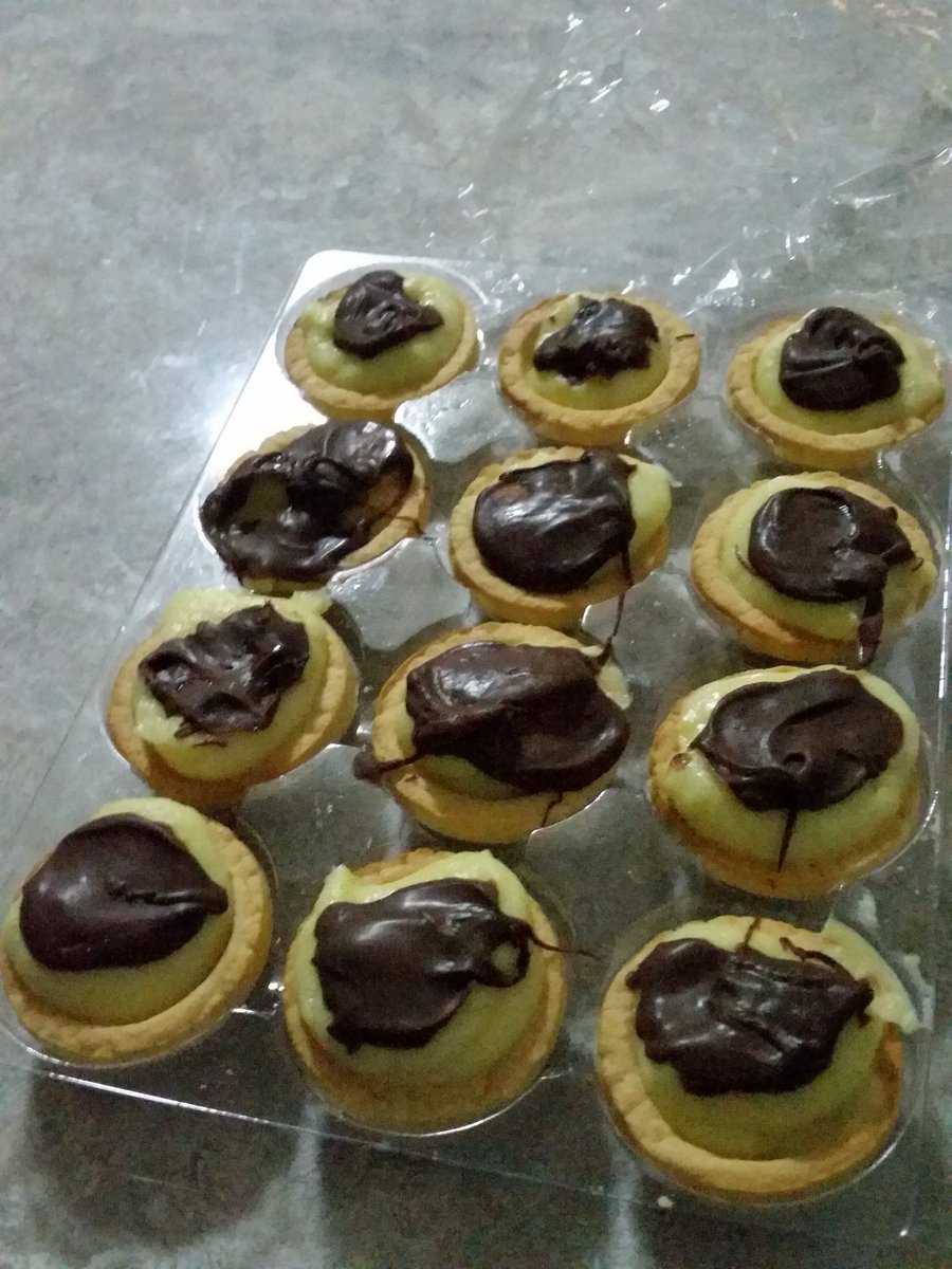 Homemade  custard  tarts  with  chocolate