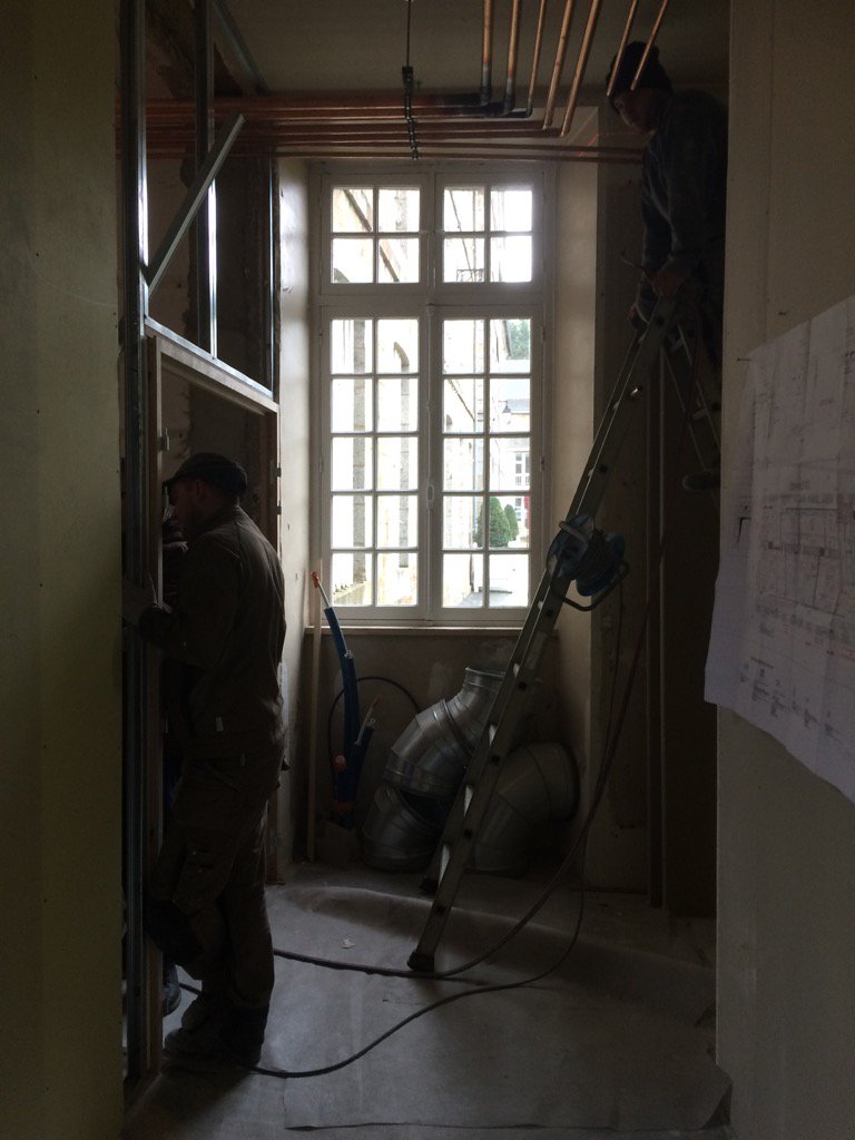 Il neige dehors mais ça s'active à l'intérieur... Vue des futures réserves #museeenchantier