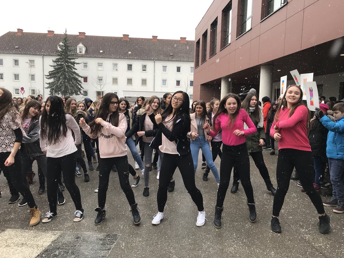 SonjaAblinger's tweet photo. We are rising! #onebillionrising #NMS17 #Linz https://t.co/qnFyzgWZTY