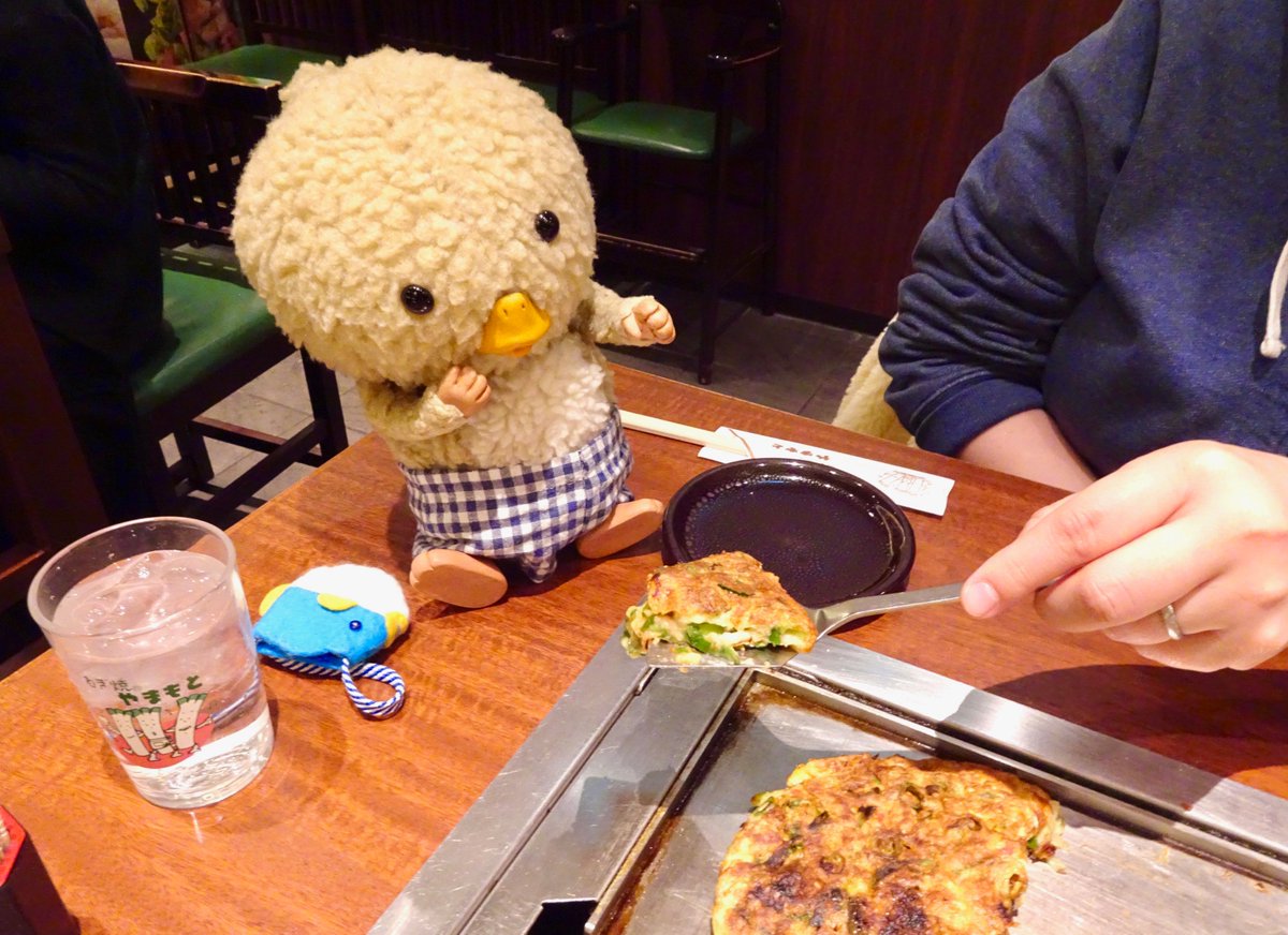 togarirecords's tweet photo. よる、おとさんに、「トガリ、ネギやき、たべに行こうか」て言われて、うめだに、もどてから、みんなで、ネギやきたべに行きました。
さいしょ、ネギだけかとおもてたら、エビと、ホタテと、イカもいぱい入てて、てぱんが、ジュージュて、なてて、アツアツで、おいしかたです！ https://t.co/jSaLDjTQdj