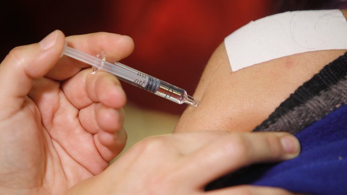 Emol's tweet photo. Expertos llaman a adelantar vacunación tras propagación de mortal influenza en EE.UU. https://t.co/g4qurIrWeC https://t.co/WcscfntKRP