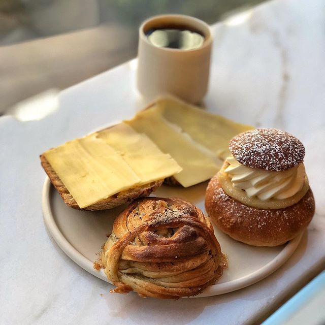 jokuti's tweet photo. Amazing Danish-Swedish breakfast at Juno the Bakery! After queuing up on the street...
#jokuti_denmark
#foodie #danishfood #copenhagen #onmyplate #københavn #junothebakery #bakery #pastry #selma #cardamomrolls #twitter #boulangerie #jokuti_top https://t.co/5nJEGu0hLM