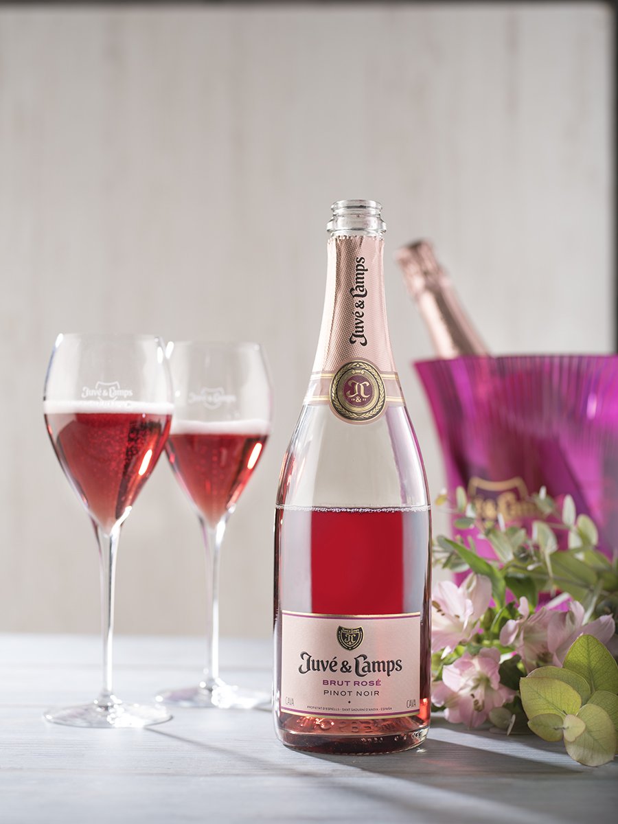 juveycamps's tweet photo. El dia dels enamorats cobra un major sentit quan es brinda amb el nostre Brut Rosé. Feliç Sant Valentí! #JuvéStories #SantValentí https://t.co/0P0WQEcxrh
