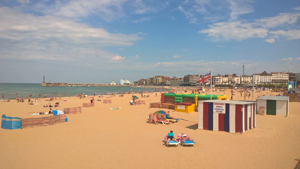 LoveMargate's tweet photo. Here’s our Valentine’s Card to all of our lovely residents, businesses and visitors. Happy Valentine’s Day!#ValentinesDay2018 #Margate #LoveMargate ❤️❤️❤️❤️ https://t.co/J0SN3aC0xT