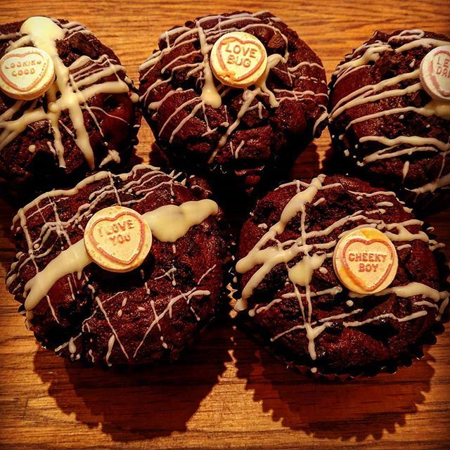 PatFlorentin's tweet photo. Love love-muffins, my little love muffin? #chocolate #cheesecake #aintnuffinbutamuffin https://t.co/p784iGp8b9 https://t.co/re6wWIi80T