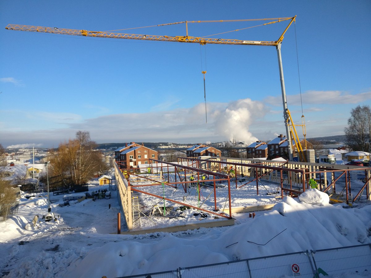 Härligt med lite naturmaterial tillsammans med all betong när första våningsplanet växer fram 🌞 #nyaskm2020