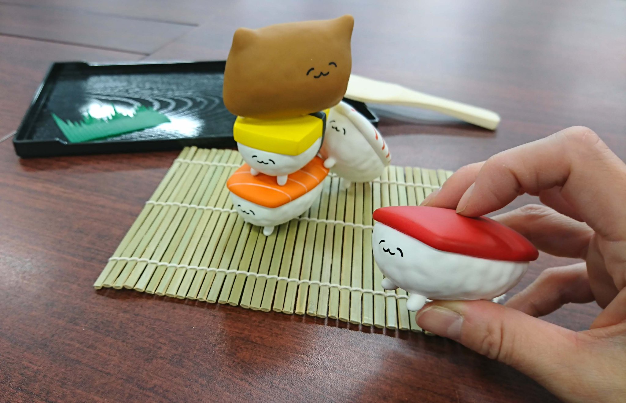 タカラトミーアーツ ガチャ企画部 おしゅしだよ おおきくなったやわらかふぃぎゅあだよ ほんものみたいなおおきさの おしゅしだよ ちょこもいいけどおしゅしもいいよね 一部の取扱い店舗はココで検索