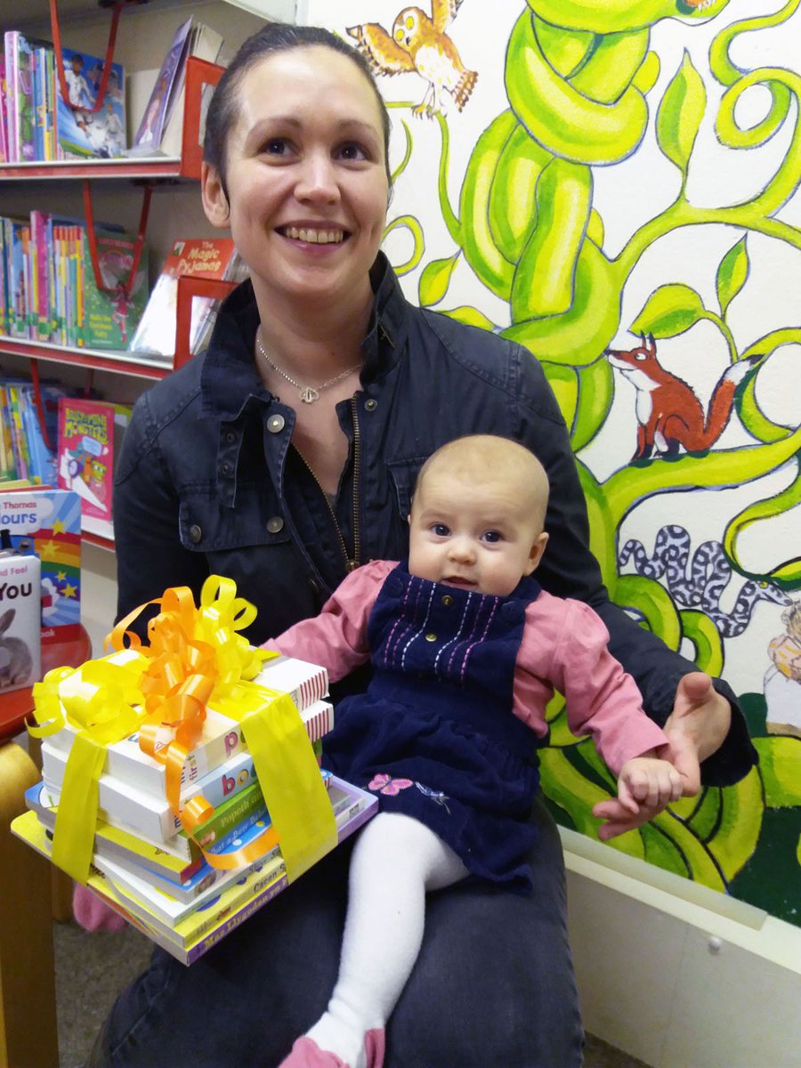 LlandodLibrary's tweet photo. Ymunodd Isla Bound â Llyfrgell Llanidloes pan oedd hi’n naw mis oed fel rhan o gynllun peilot Siapiau Cyntaf Babis yn y sir. Trwy hyn daeth Isla’n aelod ifancaf llyfrgelloedd Aberhonddu, Y Drenewydd, Llanidloes a Rhaeadr Gwy.
https://t.co/GoeA8f7LHr https://t.co/dU7AAaZnty