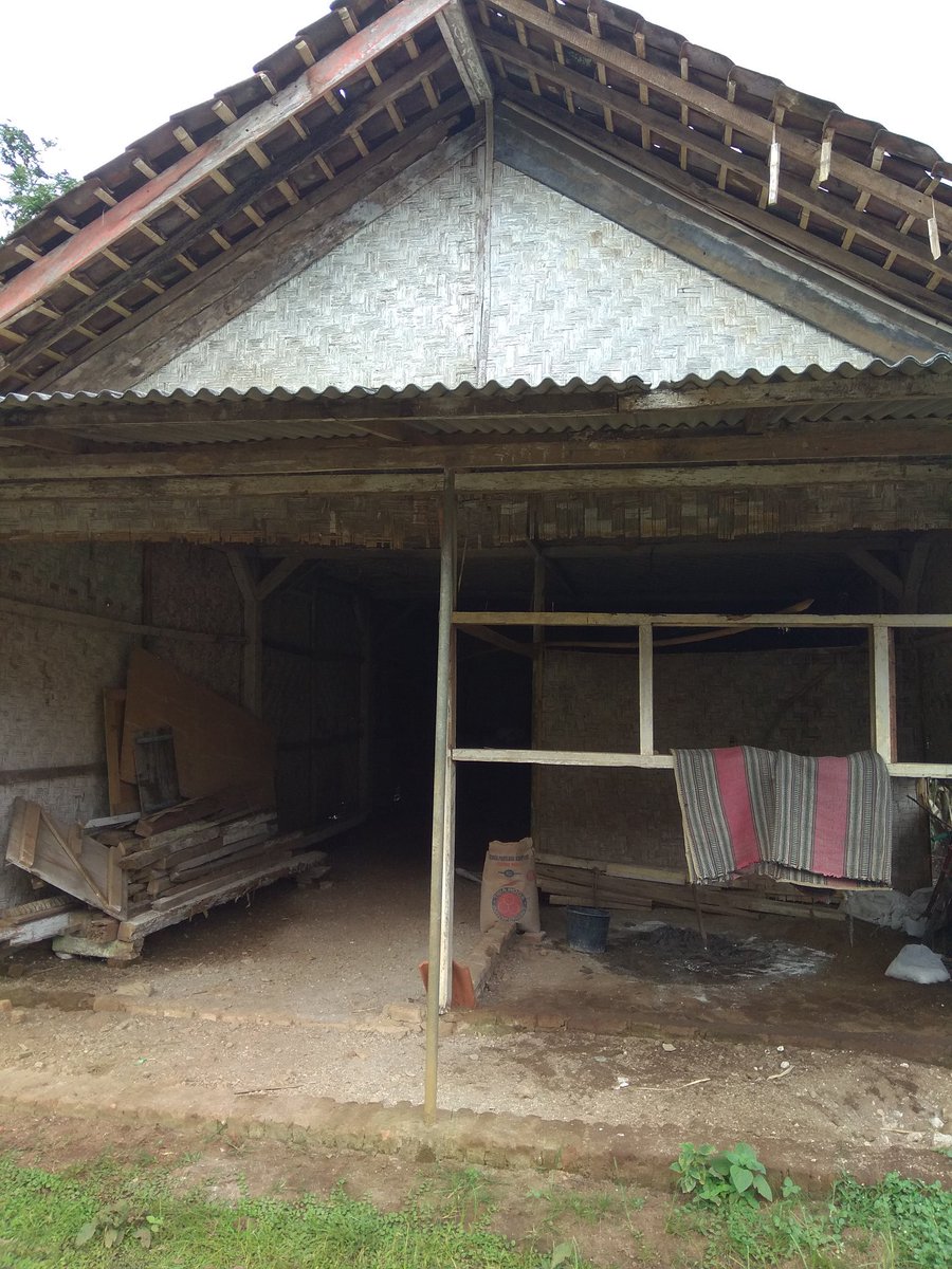 Murkahe12's tweet photo. Rumah ini tdk layak dihuni, sedangkan bapak ini tetep menempatix, semoga dg padat karya ini kami bisa membantu. @jokowi @fourzanitongjay @AhmadErani @DewantoAndry @EnnikYudhayanti @taufikmadjid71 @DynsExcellency @Kuswari68 @jm_imron @IwanAj25 @agusfathorrosi @RullyDianing @IkaRiy https://t.co/dEt09ssttO